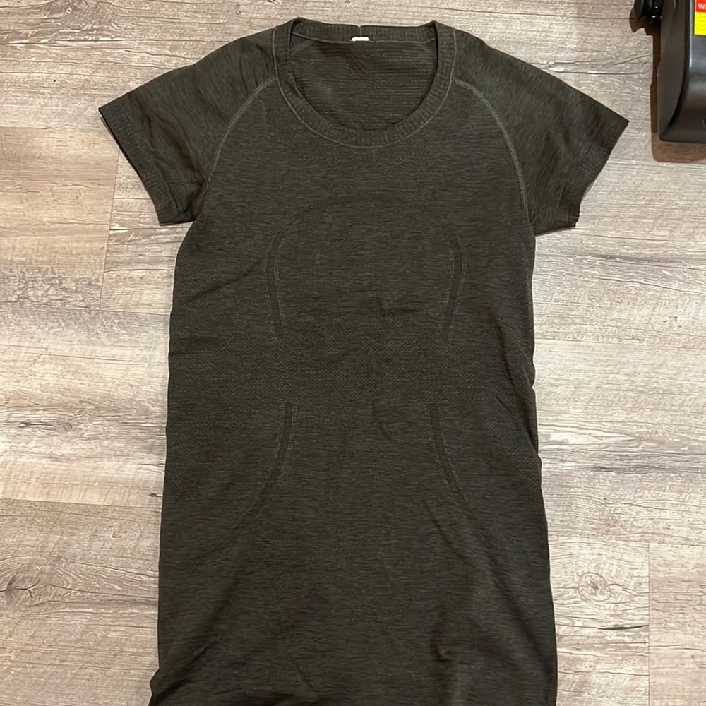 Lululemon size 4 swifty tech shirt. No tag dark green.